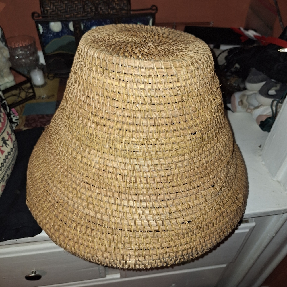 Lg Vintage Handwoven "Urn" Style Rattan Basket with Lid - Picture 4 of 16